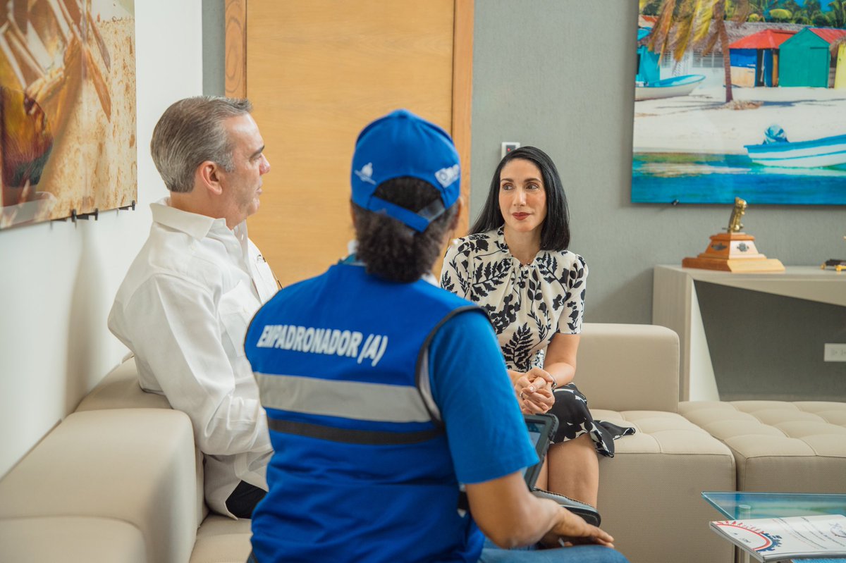 PresidenciaRD's tweet photo. En estos momentos, el Pdte. @LuisAbinader es empadronado junto a la primera dama @RaquelArbaje por Miosotis Rivas, directora de la @ONERD_, dando formal inicio al X Censo Nacional de Población y Vivienda. 🇩🇴 

¡Siendo parte del censo construimos un mejor país! https://t.co/GNORezJtpF