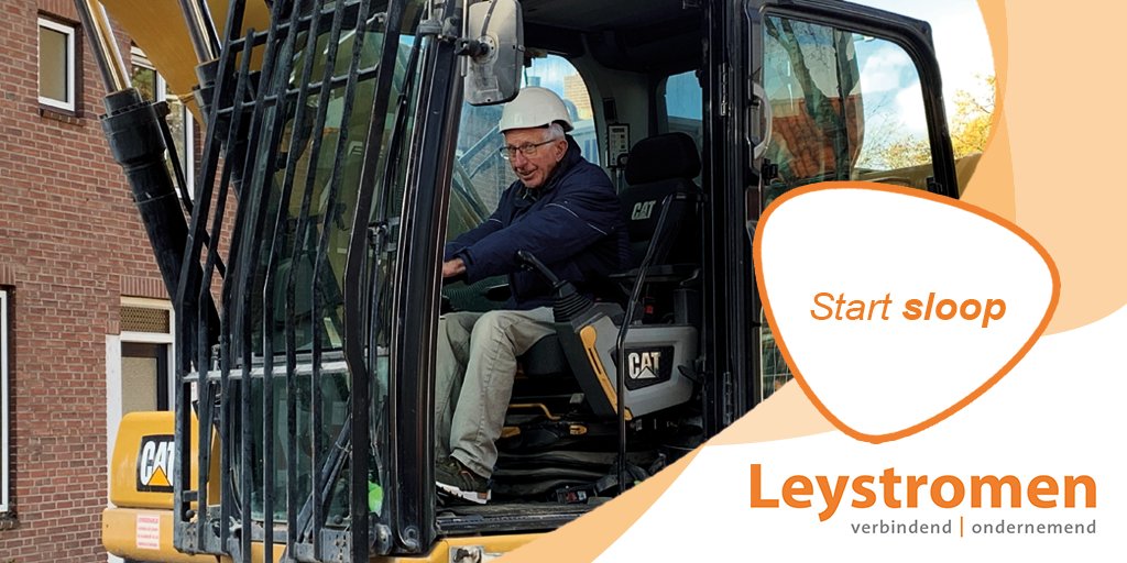 Gisteren startte de sloop van woningen in de Militaire Wijk in Rijen Zuid. Bewoner Piet Brok, die met zijn vrouw Mien al 56 jaar in de wijk woont, zette de sloop in gang. Het was een bijzonder moment voor de wijk! bit.ly/3tkm3Wo