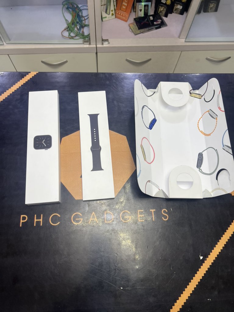 PhcGadget's tweet photo. Opened box (2 weeks old)
Apple Watch ⌚️ 
Series 6 (44MM)
Space grey
₦195,000 only!!! https://t.co/KXWAHkhuFo