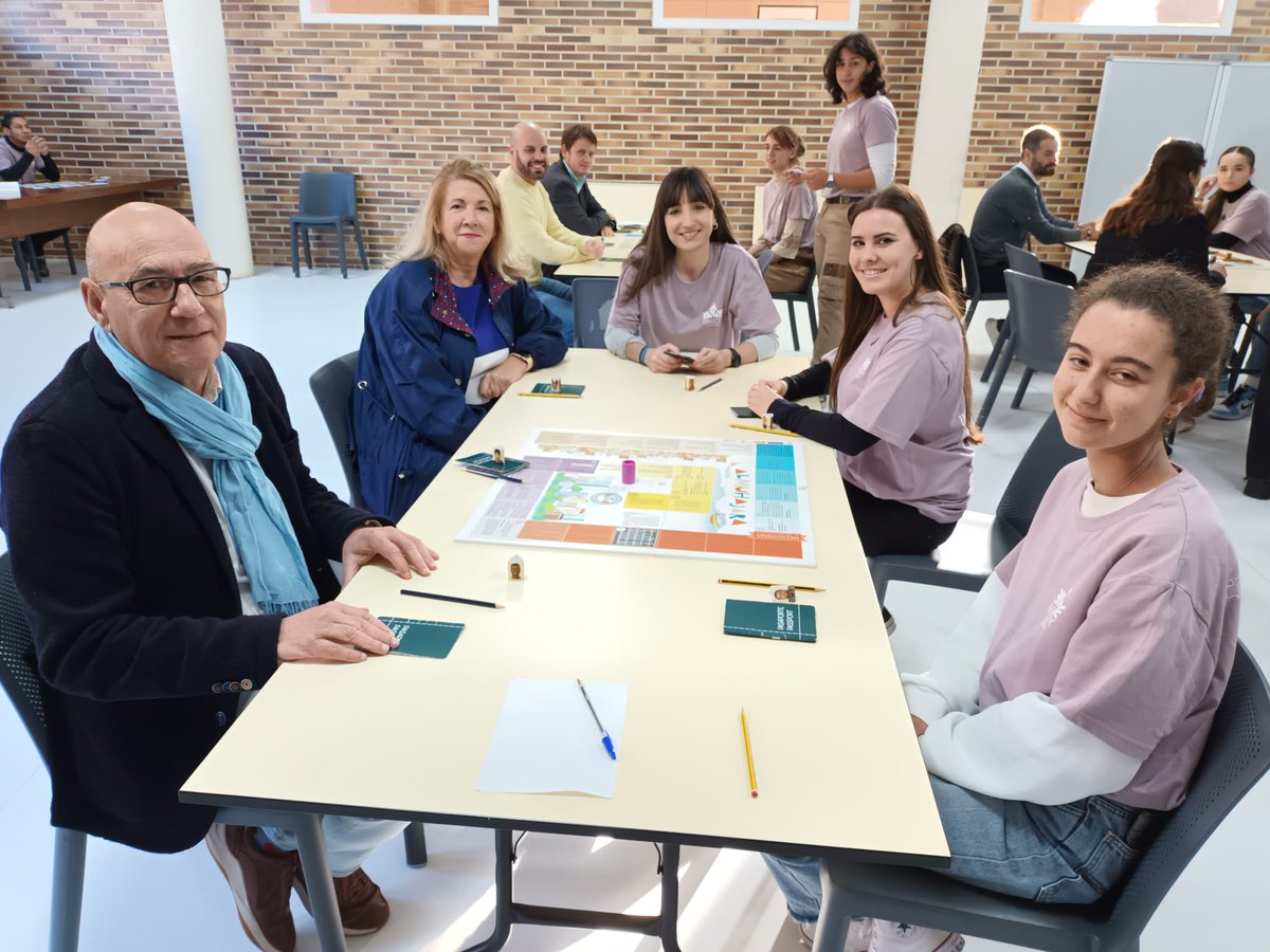 GPSAsturias's tweet photo. 🔴 La vicepresidenta de la Junta General, Celia Fernández ha participado la actividad de concienciación 'Almuhajara. Emigrar no es un juego', en el marco del proyecto Inmigración, una oportunidad para sumar, que organiza la Fundación Padre Vinjoy. https://t.co/Qy5UZw4LtW
