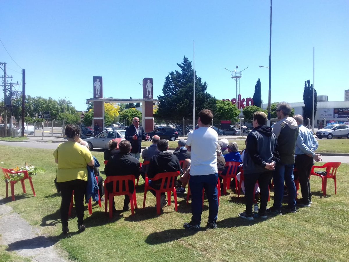 Actividades por el #DiaDelPeriodistaDeportivo | Se realizó una ofrenda floral en la rotonda de Champagnat y Alvarado, al pie del monolito que recuerda a los maestros de nuestra profesión que ya no están entre nosotros. 

Nos acompañaron sus familiares, allegados y socios del CPD.