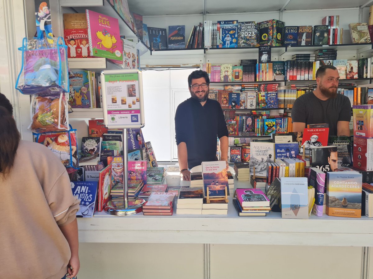 MunoFernandez's tweet photo. Ya paso la FLS. Espero que los nuevos lectores la disfruten. Que la tierra te sea leve la puedes encontrar en tu librería de confianza. No te quedes sin ella. https://t.co/kusjOjgYqf