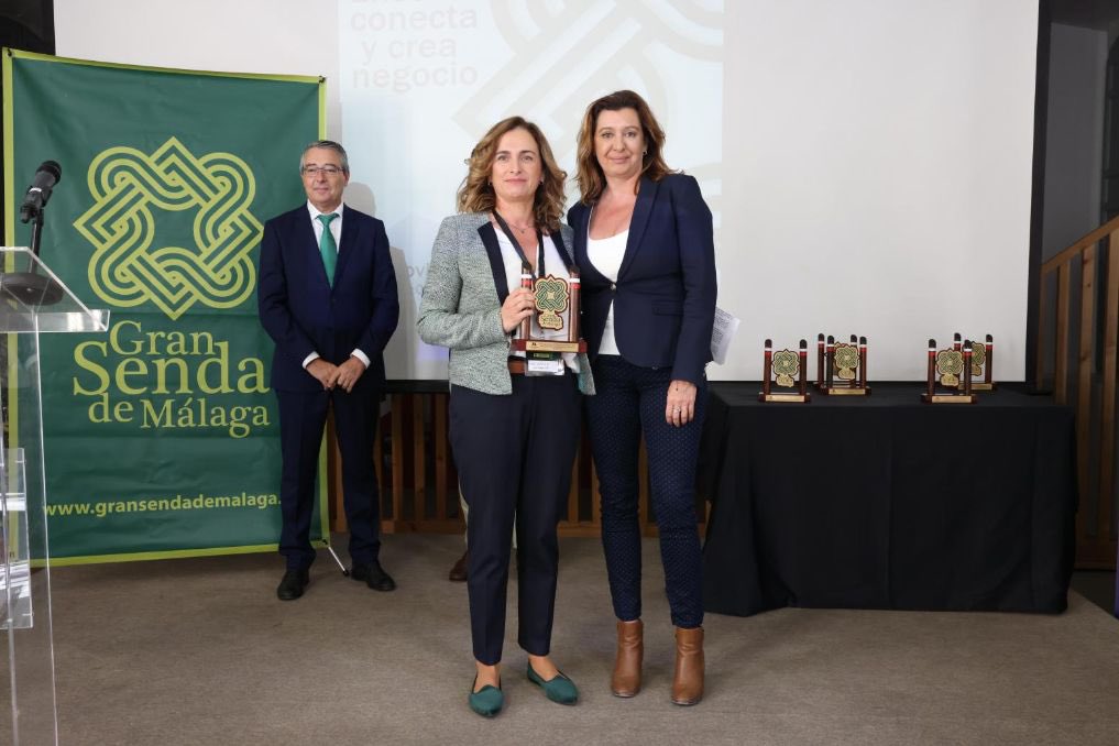 Aehcos's tweet photo. Recibimos un reconocimiento en el V Encuentro @GranSendaMalaga, en las instalaciones de La Térmica. 

@pacaespil, Directora Gral. de @Holiday_World y miembro del Comité Ejecutivo de Aehcos fue a recoger la condecoración. https://t.co/BbRrN8G06q