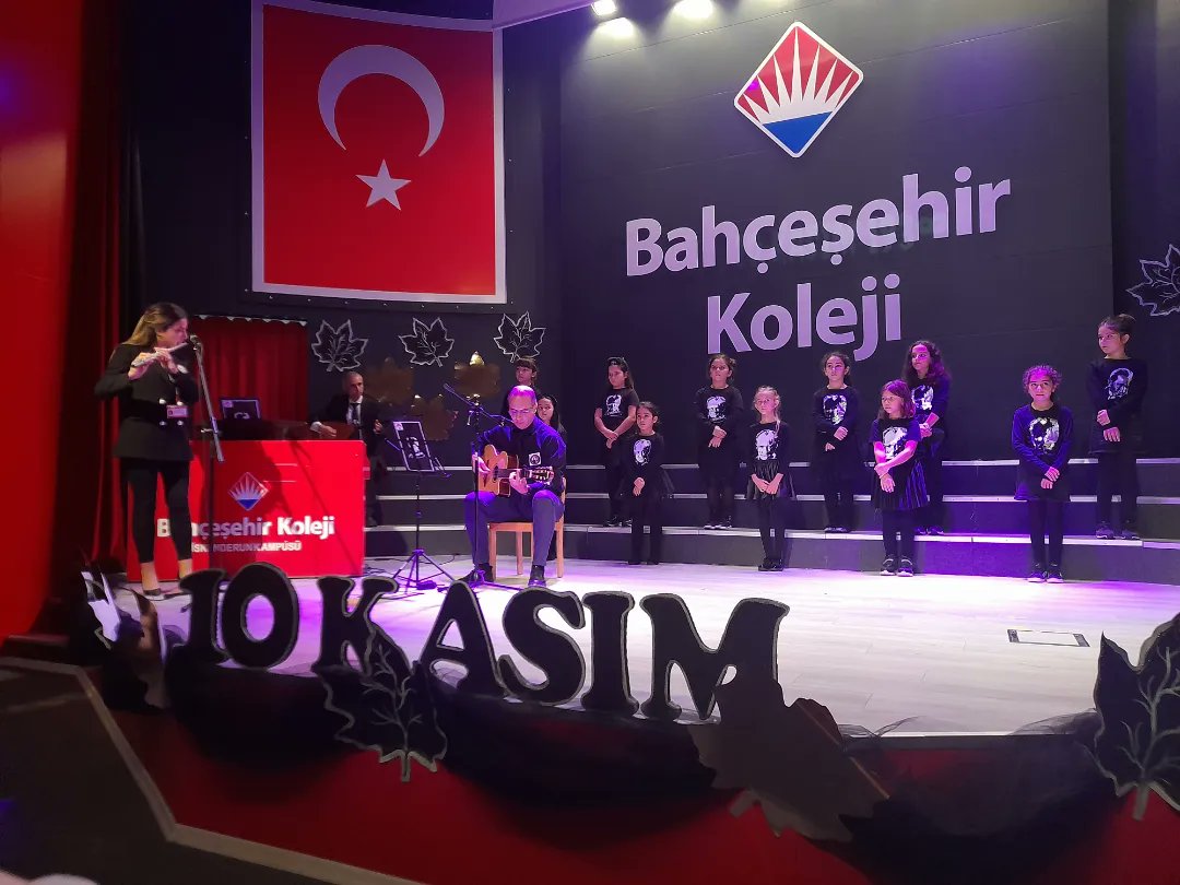 '10 Kasım Atatürk'ü Anma'töreninde İlkokul öğrencilerimizin sahnelediği Oratoryo Gösterisi duygu dolu ve büyük bir beğeniyle izlendi. Emeği geçen öğretmenlerimize ve öğrencilerimize teşekkür ederiz. #10Kasım @bahcesehir_k12 @osmanzekiozger @ucannmustafa @AyeglCesur