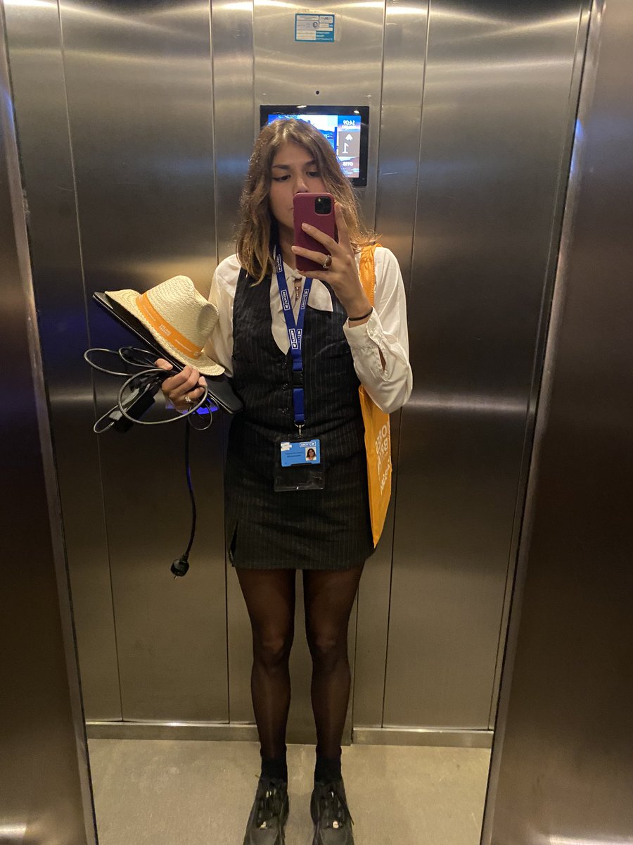 m han dicho q mis zapatos no son apropiados para este congreso sobre inmobiliaria ... yo creo q mis buffalo y yo kedamos monísimas ...