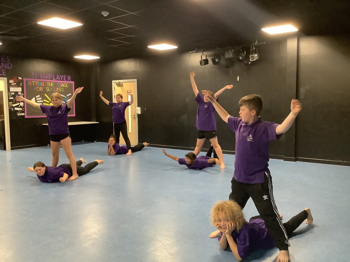 NCLPerfLondon's tweet photo. Y7 students in dance today have been working on learning repertoire of ‘Munchkinland’ from Wizard of Oz. Students have the opportunity to perform in the Christmas show of Wizard of Oz this year! @Artsmarkaward #ThisIsUs #BeCreative #CelebrateArtsmark https://t.co/SHZRhoTKBg