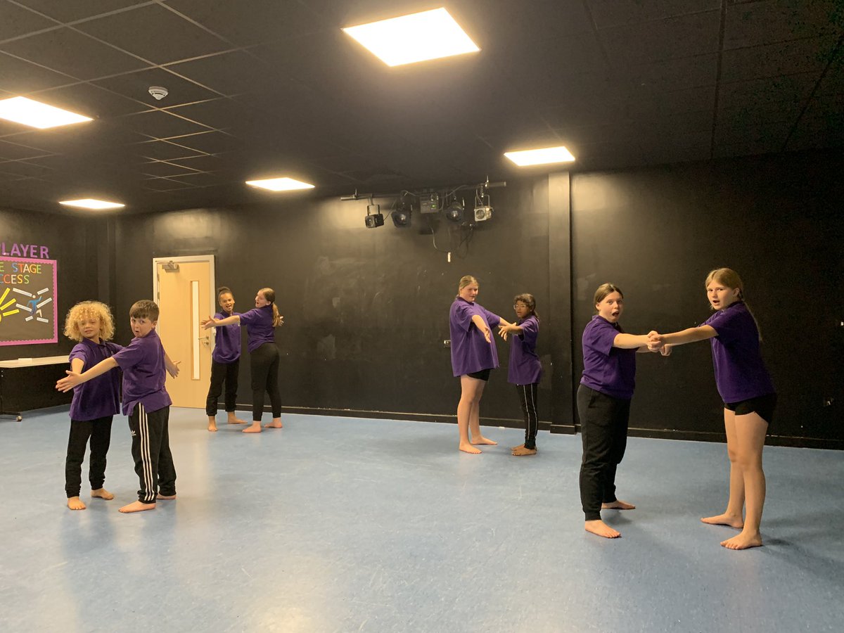 NCLPerfLondon's tweet photo. Y7 students in dance today have been working on learning repertoire of ‘Munchkinland’ from Wizard of Oz. Students have the opportunity to perform in the Christmas show of Wizard of Oz this year! @Artsmarkaward #ThisIsUs #BeCreative #CelebrateArtsmark https://t.co/SHZRhoTKBg