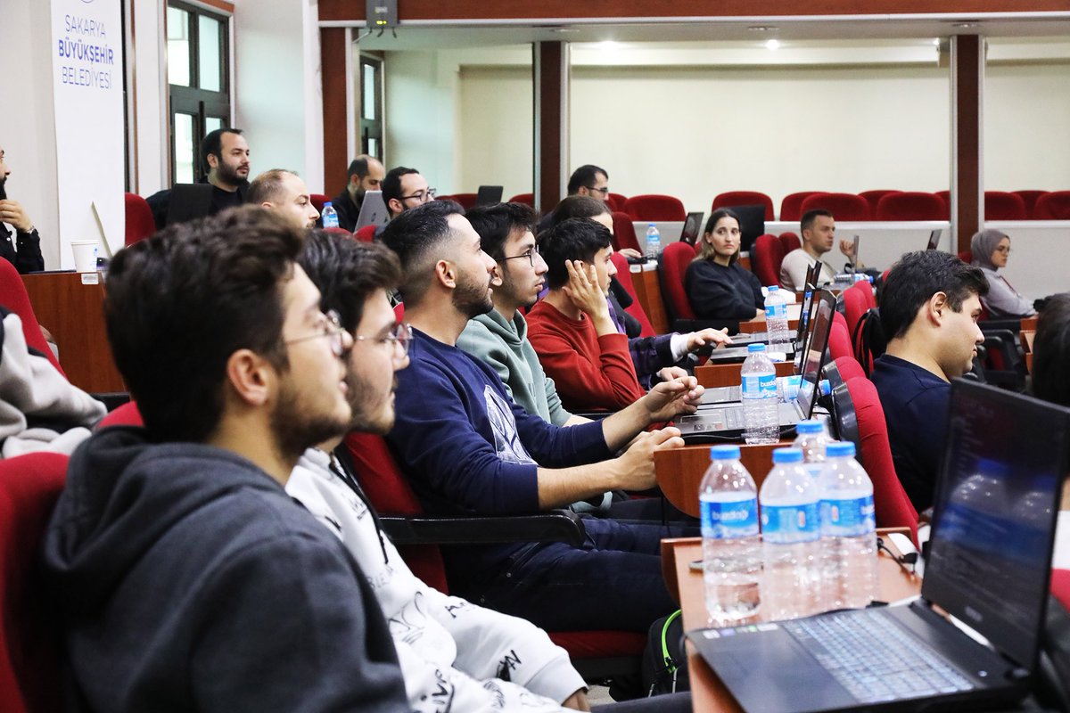 Sakaryabld's tweet photo. Teknolojinin her geçen gün geliştiği dünyamızda yazılım sektöründeki gelişmeleri yakından takip ediyoruz🤩🌐 

Yazılım Park bünyesindeki üniversite öğrencilerimize ve çalışma arkadaşlarımıza 15 gün sürecek olan eğitimlerimiz başladı 👏🏼😌 https://t.co/LWl8M0vbf4