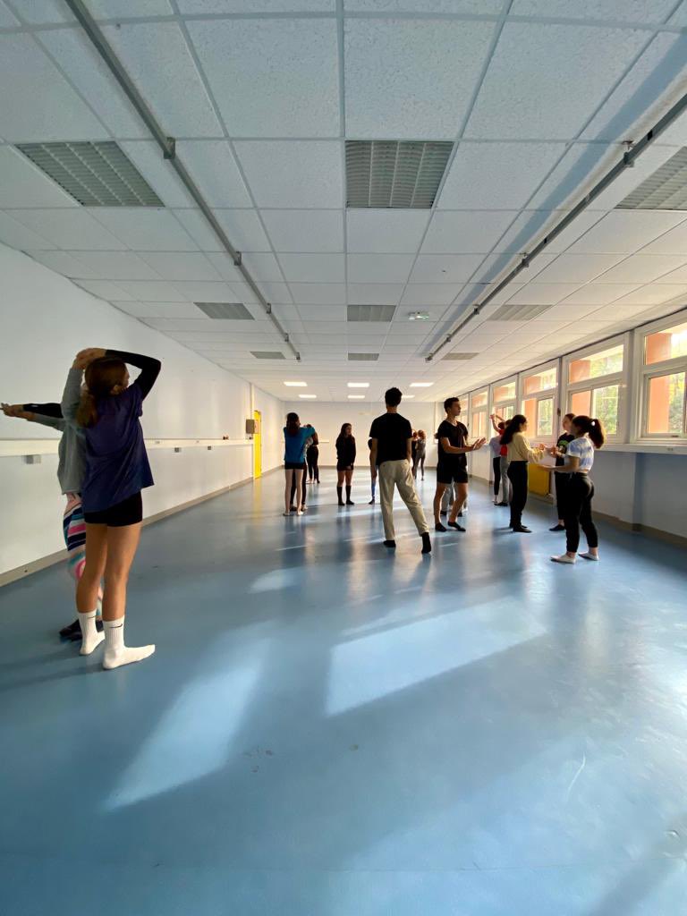 Après voir découvert le spectacle «motifs» de la compagnie PARC à @lestive, les élèves de la section #danse ont eu la chance de bénéficier de l’intervention d’un danseur au <a href="/CollegeLakanal/">Lakanal</a>, encadrés par leur enseignante Mme Spinner. Une journée riche en partage et en découvertes!