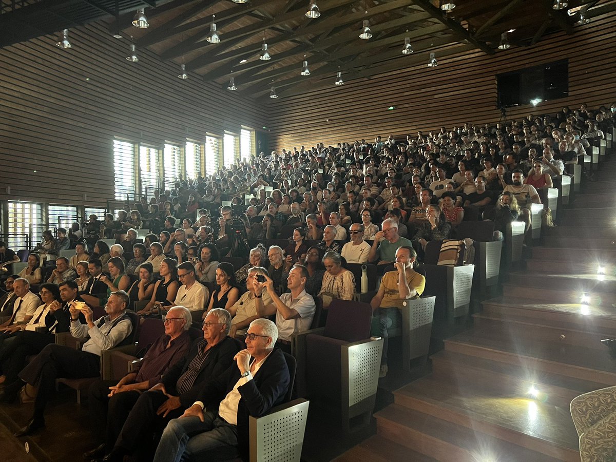 AcLaReunion's tweet photo. À l’@Univ_Reunion, la rectrice @ChantalManes ouvre la soirée spéciale du congrès des deux infinis soutenue par l’@AcLaReunion,  qui propose une conférence de Michel Mayor, Prix Nobel de Physique, devant un public largement scolaire #FeteScience https://t.co/HBCC1nEfrn