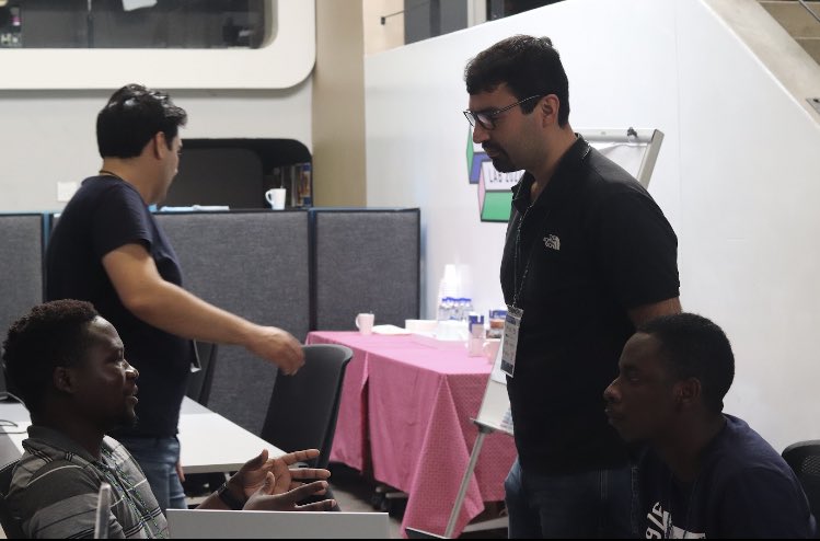 Geekulcha's tweet image. To the mentors🍾

The mentors are doing a phenomenal job in supporting the participants🔥🔥🔥

#DigitalTwin
#hackMYCITY