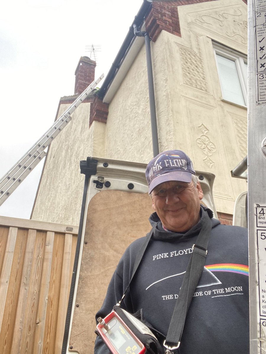 brianstvaerial's tweet photo. I replaced these old rusty aerials today fm aerial was broken and hitting the chimney pot ! Installed a new one, good signal now… https://t.co/xgmbuS8q9u