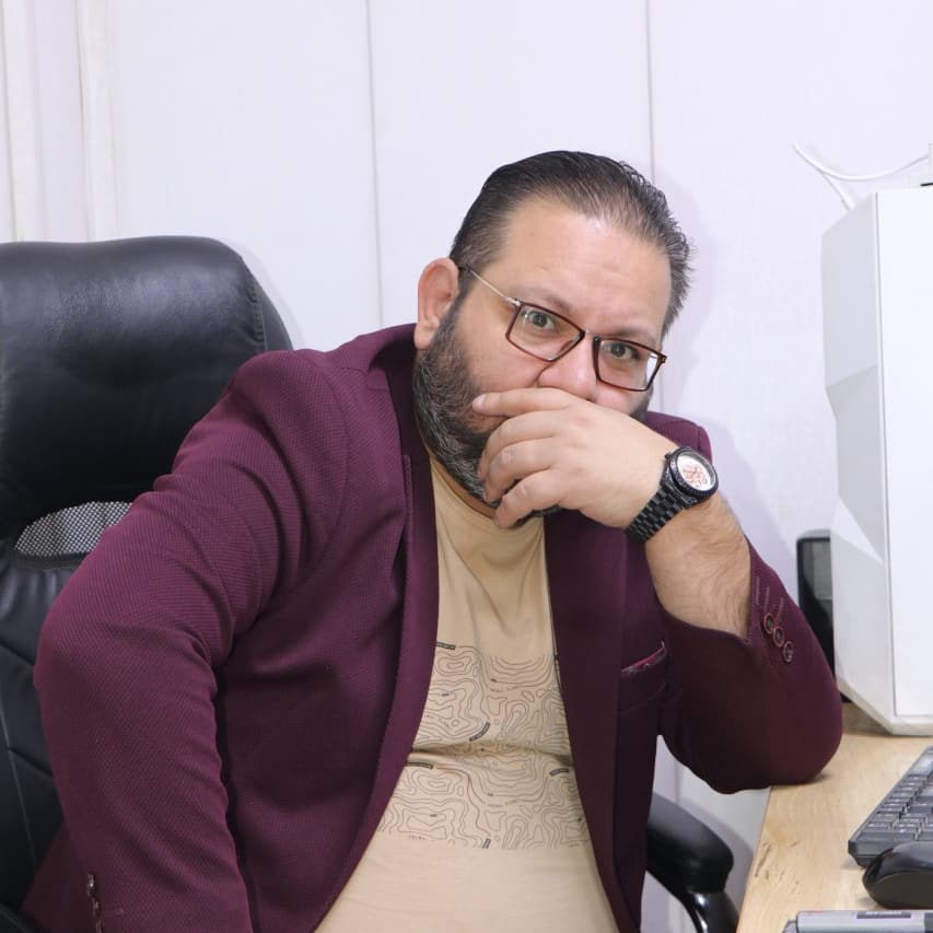 عندما تشعر بانك اصبحت هامشيا ارحل ..
عندما تكون عبئا على من حولك غادر..
عندما تعرف بان المكان ليس لك لا تحارب..
عندما تلمس بانك لم تعد الاول ابتعد..
عندما ترى بان العيون باتت باهتة.. سارع بالهرب... فان شعور بان تصبح ضيفا ثقيلا ليس من عاداتي ولا مكان له بقاموس حياتي...
#يوميات