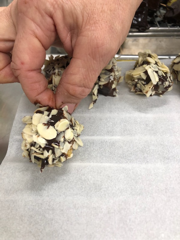 CiteJulieDaubie's tweet photo. Des entrées et des desserts préparés avec soin par l'équipe de cuisine de la cité scolaire !
#cantine https://t.co/hRx8JTznpQ