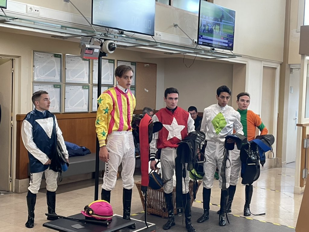 Quelle fierté de remettre le prix du meilleur apprenti #jockey avec Thierry Gillet @EcoleAFASEC <a href="/Paris_Turf/">ParisTurf</a> <a href="/assojockeys/">Association des Jockeys</a>  surtout aux deux le vainqueur de la course a gagné il y a seulement 4 mois la première finale des #coursesecoles #formation  accélérée ! Merci <a href="/francegalop/">France Galop</a>