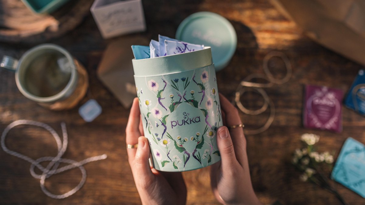 Give someone the gift of calm with the Pukka Calm Collection 😌🎁 A selection of Pukka’s most-loved organic #calming blends, displayed in this beautifully designed, #recyclable packaging - the perfect gift for any tea lover. Shop here: spkl.io/60174XOn9