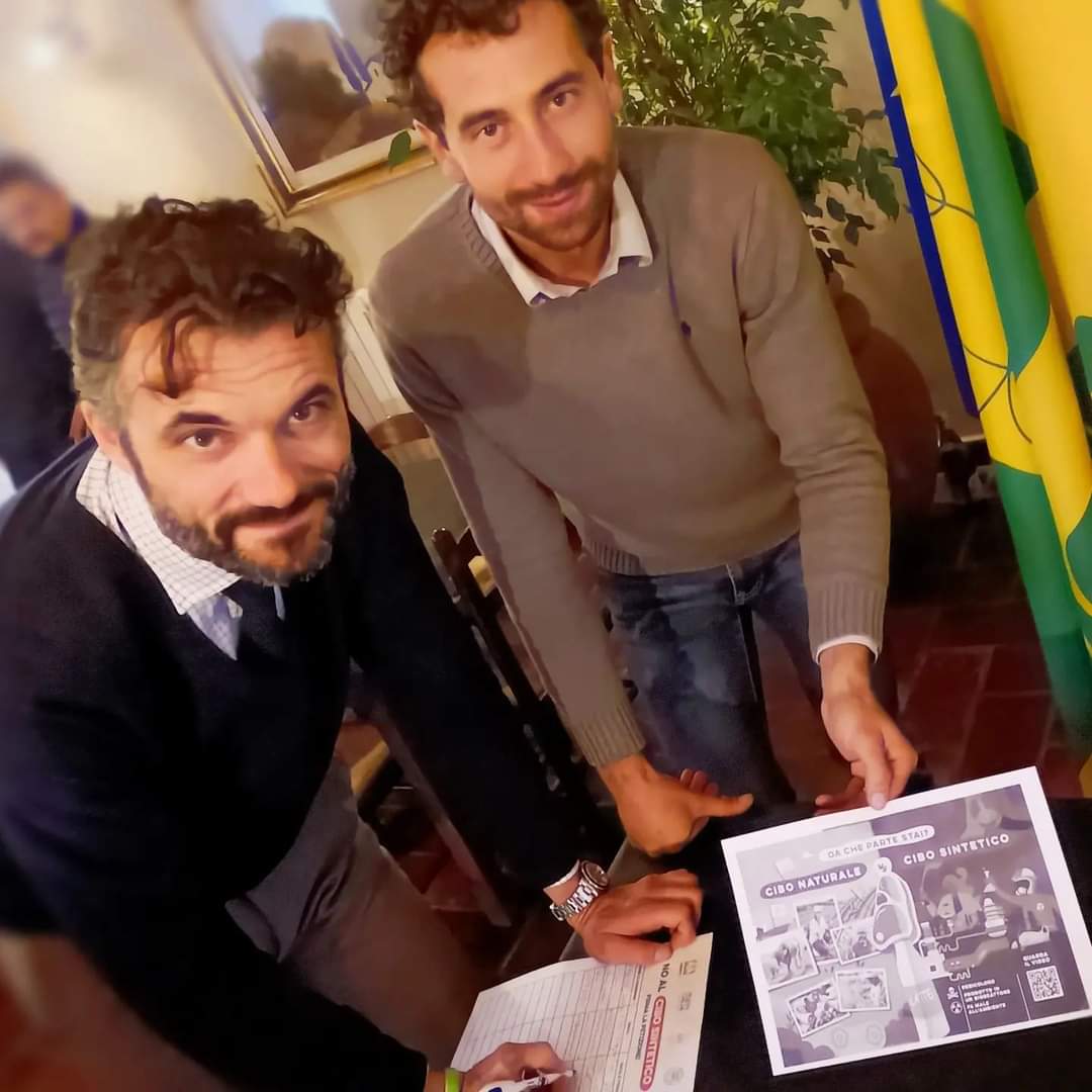 AnciToscana's tweet photo. Nel suo tour in #Mugello il nostro presidente Biffoni ha siglato il Patto contro il #cibo sintetico con Giacomo Tatti all'azienda agricola #Latera 

#sostenibilità #economiacircolare #ambiente #salute
@MattBiff @simonegheri @GiaTatti @regionetoscana @comuni_anci https://t.co/bgFYCxSWy8