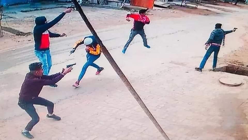 Sudhir_mish's tweet photo. यह शूटिंग नहीं बल्कि पंजाब में AAP पार्टी की कानून व्यवस्था है, हथियारों से सरेआम हत्याएँ हो रही हैं, कानून का जरा भी डर नहीं है, केजरीवाल मॉडल बिहार के जंगलराज से भी आगे निकल रहा है। पंजाब की सीमा पाकिस्तान से सटी है। और यह कानून व्यवस्था की "हालत" पूरे देश के लिए चिंताजनक ���ै। https://t.co/Z1RRdRKTz7