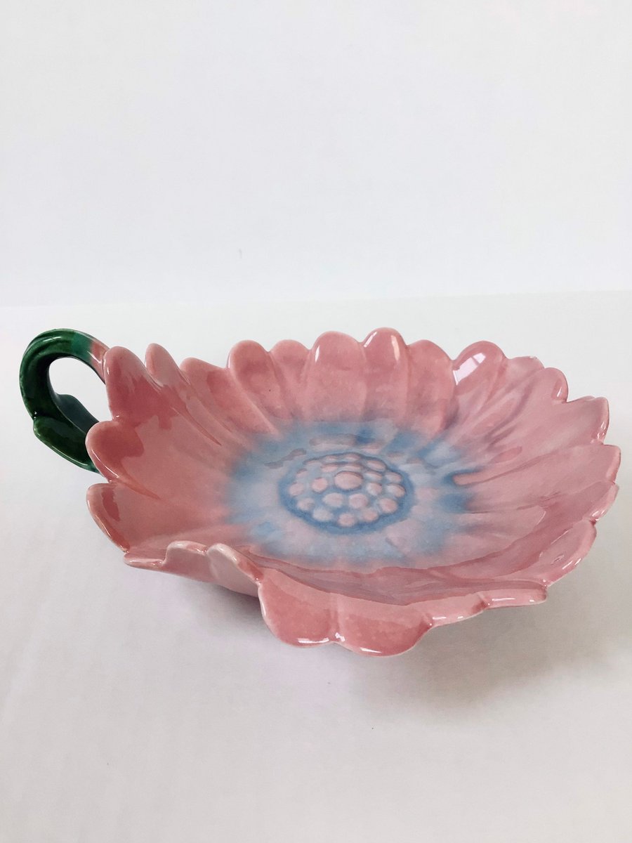 jarmgirl's tweet photo. Pink Flower Shape Nappy Dish Heavy Vintage Ceramic Petal Edged Trinket Nut Or Candy Bowl https://t.co/fCtlUc6ZbV #pink #tabletop #pinkflowerdish #flowershapedish #flowernappydish #heavyflowerdish #vintageflowerdish #ceramicflower #petaledgedbowl https://t.co/IIrd05AhVd
