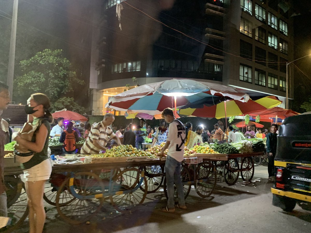 pupudasgupta's tweet photo. ⁦@mybmcWardKE⁩ ⁦@MumbaiPolice⁩ ⁦@HTMumbai⁩ ⁦@TOIMumbai⁩ hawkers holding up evening rush hour traffic https://t.co/9u1owhWpNM