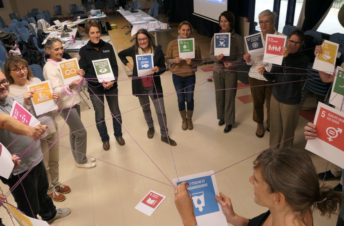 BrigitteSabard's tweet photo. Le pôle #education de @TaraOcean_ est en formation Plastique à la Loupe avec @FabienSerret et des enseignant.e.s de @acversailles 
Au programme 👉 le #plastique et les #ODD
@edd_versailles @daneversailles https://t.co/jNgDO8QdWz