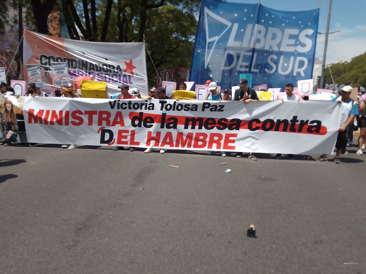 Jessicaaveldano's tweet photo. Ya nos encontramos  marchando hacia el ministerio de desarrollo social, por el incumplimiento de las promesas hechas por el gobierno 
La nueva ministra de Toloza Paz decidió profundizar el desabastecimiento a comedores populares y planean recortando planes.
#TolosaElHambreAprieta https://t.co/9I3aEDyJyo
