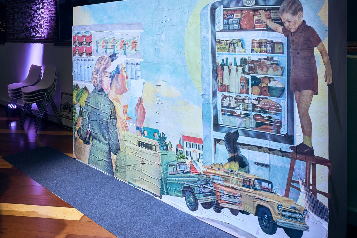 ASEDAS_ORG's tweet photo. La artista @Laralars participó en el homenaje a nuestros #HéroesProximidad con un magnífico collage en el que ellos son los protagonistas y una performance dedicada a nuestros tenderos. 
#IGalaASEDAS 

➡️https://t.co/kSuLCX7aoP https://t.co/3ZosYFQmEZ