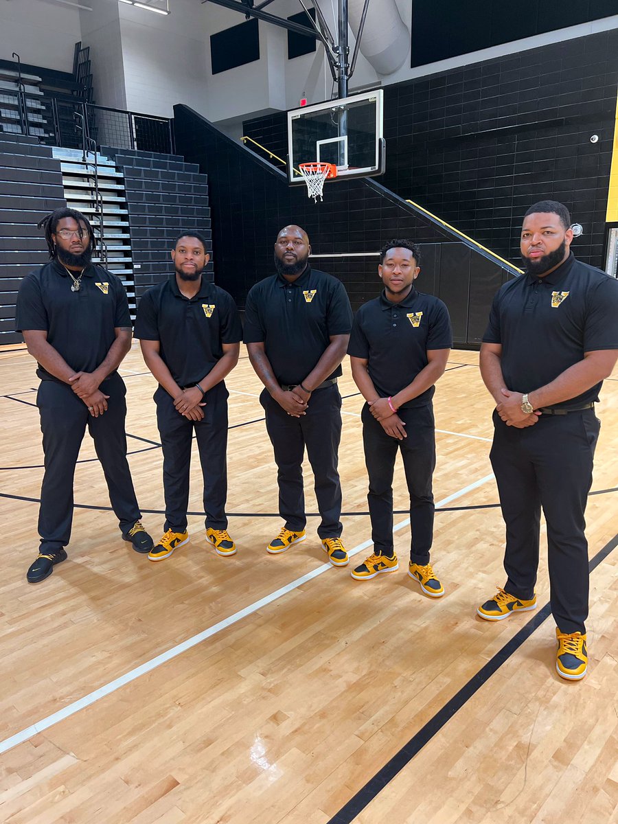 valdostaHighmbb's tweet photo. THE 2022-2023 VARSITY MENS BASKETBALL STAFF 🏀 https://t.co/nSZW0kzFB3