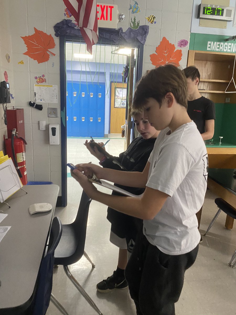 BlewittSciROX's tweet photo. A fun science activity- using density to solve a robbery. #blewittrox #sciencerox https://t.co/GxO00XDJ5H