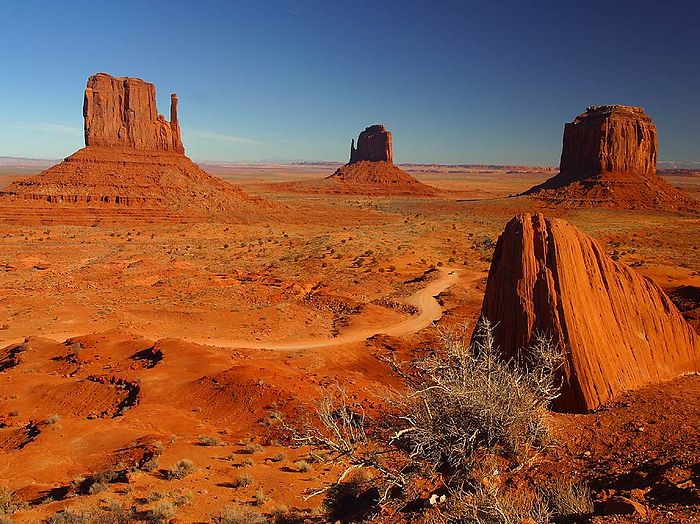 AmericanWestCtr's tweet photo. Tsé Bii’ Ndzisgaii meaning “stretches of treeless areas” or “clearings among the rocks” comes from the Navajo language. Known for its iconic landscape, Monument Valley has long been a sacred place for the Navajo. https://t.co/2yQAoQOYlZ