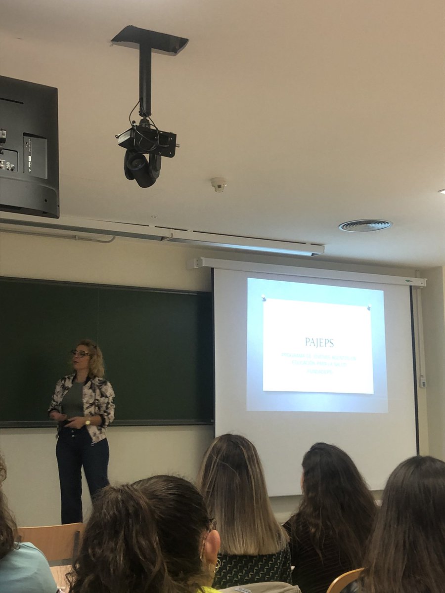 educalamuerte's tweet photo. Empezamos la clase sobre hábitos saludables con nuestra profesora Helena, la cual nos explica el programa de jóvenes agentes en educación para la salud #AccioneducativaGEDS #UPOEducan2 https://t.co/srM3tu5mKC