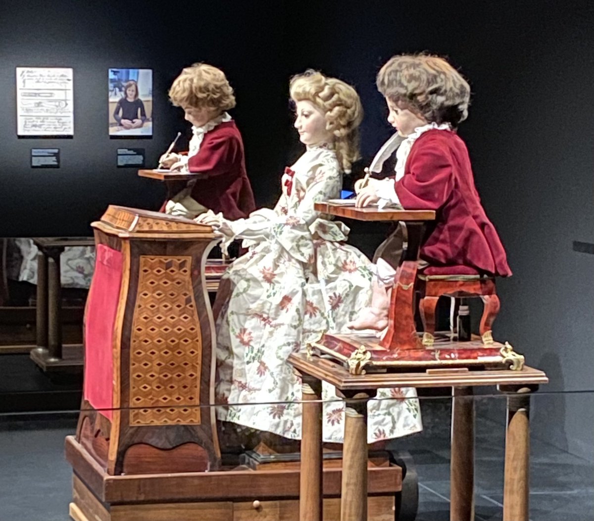 BendeCerjat's tweet photo. Belle visite ce matin au Musée d’art et d’histoire de #Neuchâtel #MahN, qui attire des milliers de visiteurs chaque année grâce aux célèbres automates de Jaquet-Droz (18e s.) mais aussi par ses expositions temporaires (actuellement l’expo #MeltingPot sur la céramique suisse) https://t.co/yjOF8j9RBs