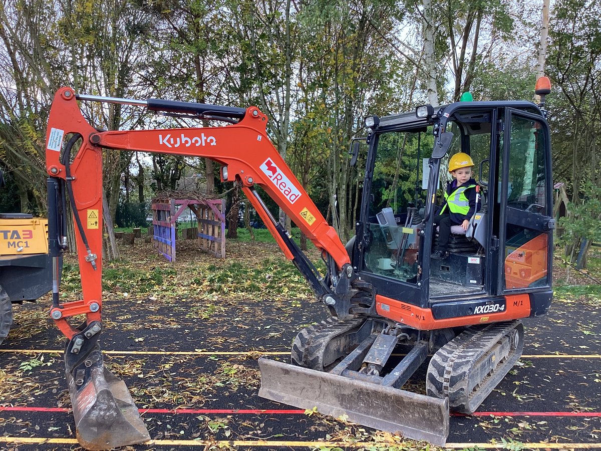 YsgolLlanypwll's tweet photo. Cawsom amser cyffrous bore 'ma yn chwarae rôl ar beiriannau'r adeiladwyr.  Diolch yn fawr i @read_uk a Steve am drefnu hwn.     We had an exciting time this morning role playing on the builder's machinery.  Thank you to @read_uk and Steve for arranging this. #buddingbuilders https://t.co/YVavdW9oW9