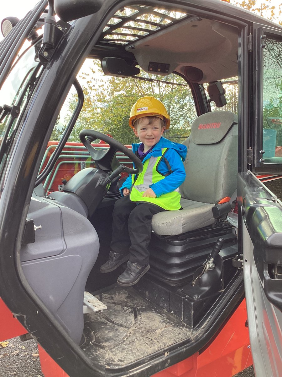 YsgolLlanypwll's tweet photo. Cawsom amser cyffrous bore 'ma yn chwarae rôl ar beiriannau'r adeiladwyr.  Diolch yn fawr i @read_uk a Steve am drefnu hwn.     We had an exciting time this morning role playing on the builder's machinery.  Thank you to @read_uk and Steve for arranging this. #buddingbuilders https://t.co/YVavdW9oW9