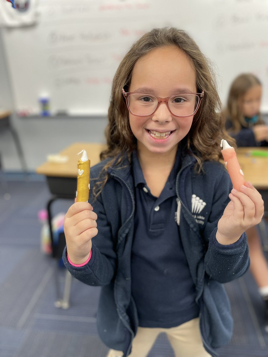 DavisMusicTeach's tweet photo. Making Shabbat candles with #davis4 @Davis_Academy @MrsSchneider4th https://t.co/40IppxFmFk