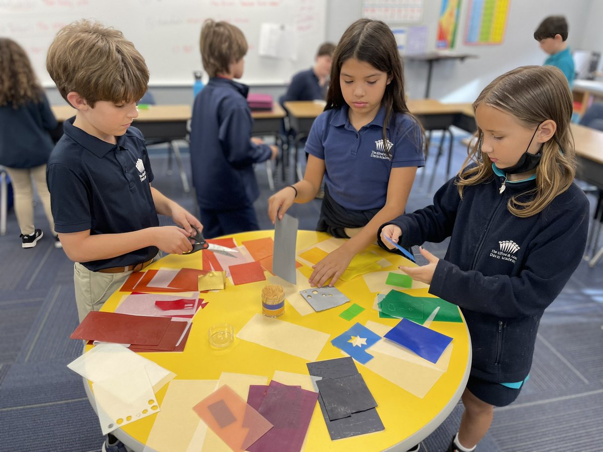 DavisMusicTeach's tweet photo. Making Shabbat candles with #davis4 @Davis_Academy @MrsSchneider4th https://t.co/40IppxFmFk