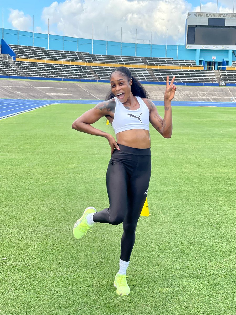 FastElaine's tweet photo. GRATITUDE IS A MUST ✌🏾. 
HAPPY THURSDAY 😊
#puma#pumawoman#pumarunning#pumaperformance https://t.co/QPAhlwJzX5