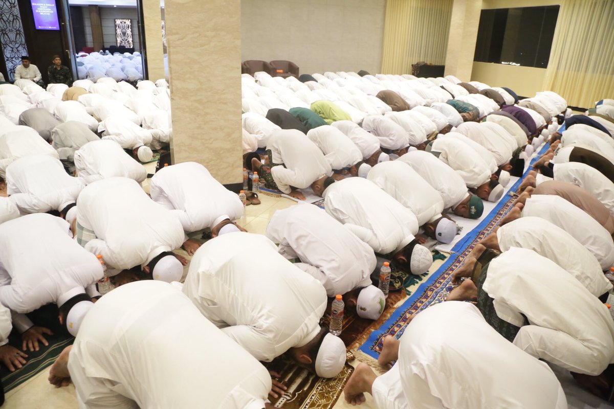 Halaqoh dan sholat hajat alim ulama se Kalimantan Selatan bersama Ketua Umum DPP PKB Gus Muhaimin <a href="/cakimiNOW/">A Muhaimin Iskandar</a>. Hadir tokoh alim ulama Kalimantan Selatan, Prof. Dr. H. Abdul Hafiz Anshari, AZ, MA

#GusMuhaimin #MuhaiminIskandar #HalaqohAlimUlama #PKB