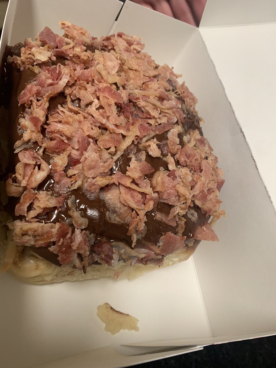 AaronBossig's tweet photo. A @hurtsdonutco cinnamon roll to go with my @SciFiCoffee https://t.co/uSUE9cbGwC
