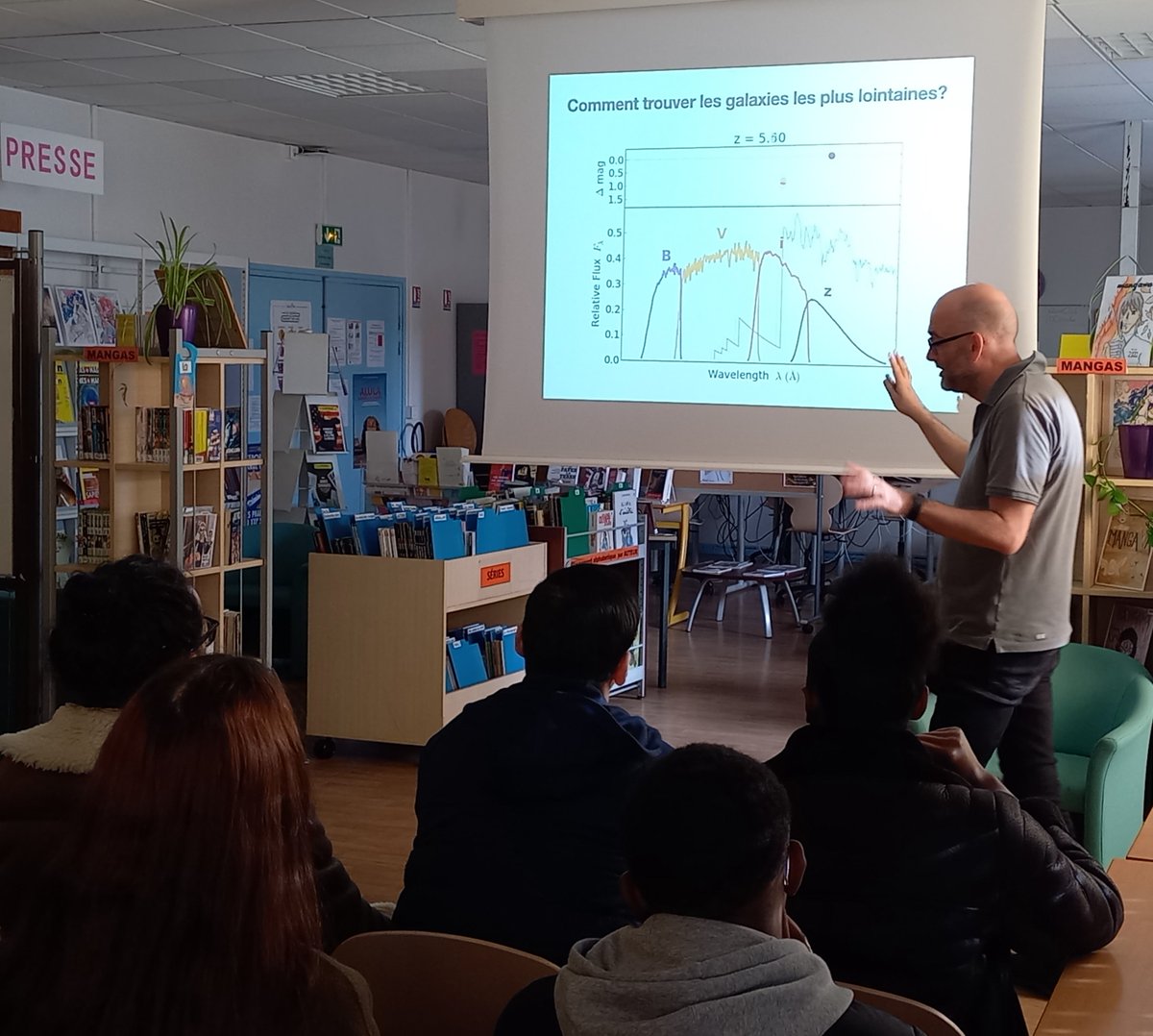 prepaECTpicasso's tweet photo. Ce mercredi 9 novembre, l'astrophysicien de l'Institut d'Astrophysique de Paris Henry J. McCracken a donné au CDI une conférence sur l'origine de l'univers et l'état de la recherche en astrophysique devant les étudiants de CPEC2, avant de répondre à leurs nombreuses questions. https://t.co/uByUJgi6N7