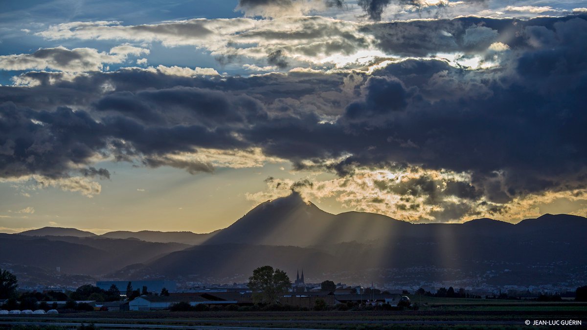 📌 Bon week-end à toutes et à tous avec cette très belle photo de Jean-Luc Guérin ! 😍
#puydedome #chainedespuys