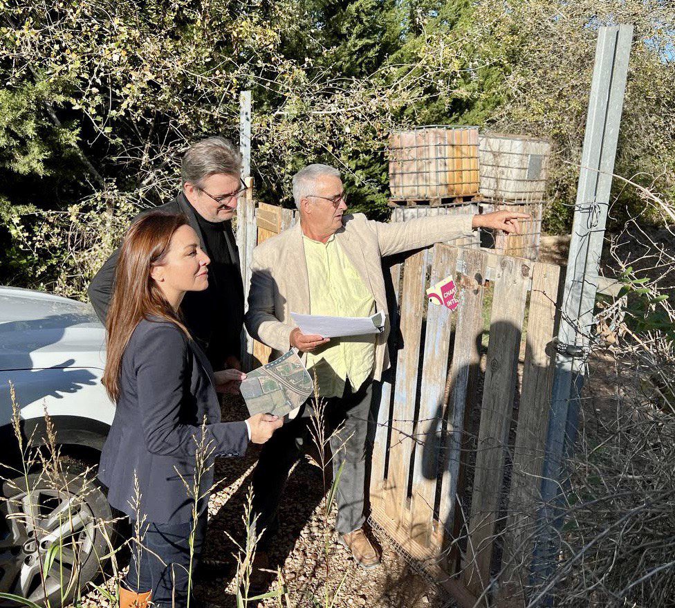 JLechanteux's tweet photo. 🔴 #Squat : Avec @phlottiaux nous sommes allés rencontrer Jean-Yves, confronté à un locataire qui ne paie plus les loyers depuis plusieurs années. Il dégrade ses terres #agricoles et les transforme en décharge. 

La décision de #justice n’est toujours pas appliquée, depuis un an. https://t.co/f3mj2NZidC