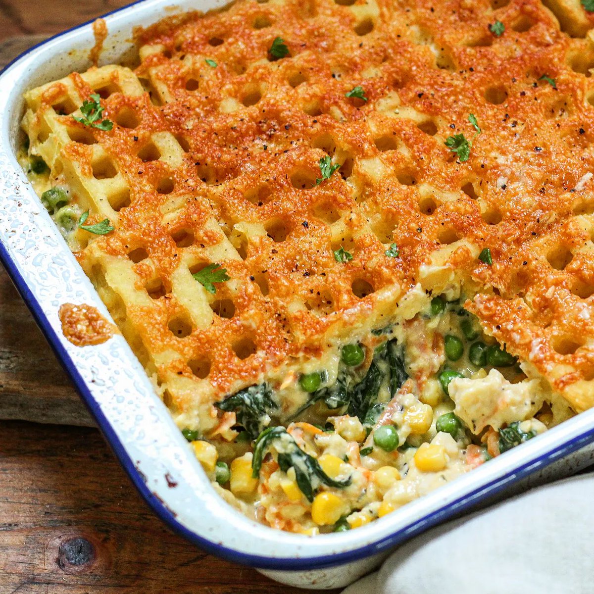 Spend less time in the kitchen and more time enjoying your masterpiece with @Amysheppardfood quick and easy 20 minute: Waffle Fish Pie 

Let us know how you like to enjoy your waffles? (they’re waffly versatile after all) 😉

#MidweekMeals #FishPie #DinnerRecipe