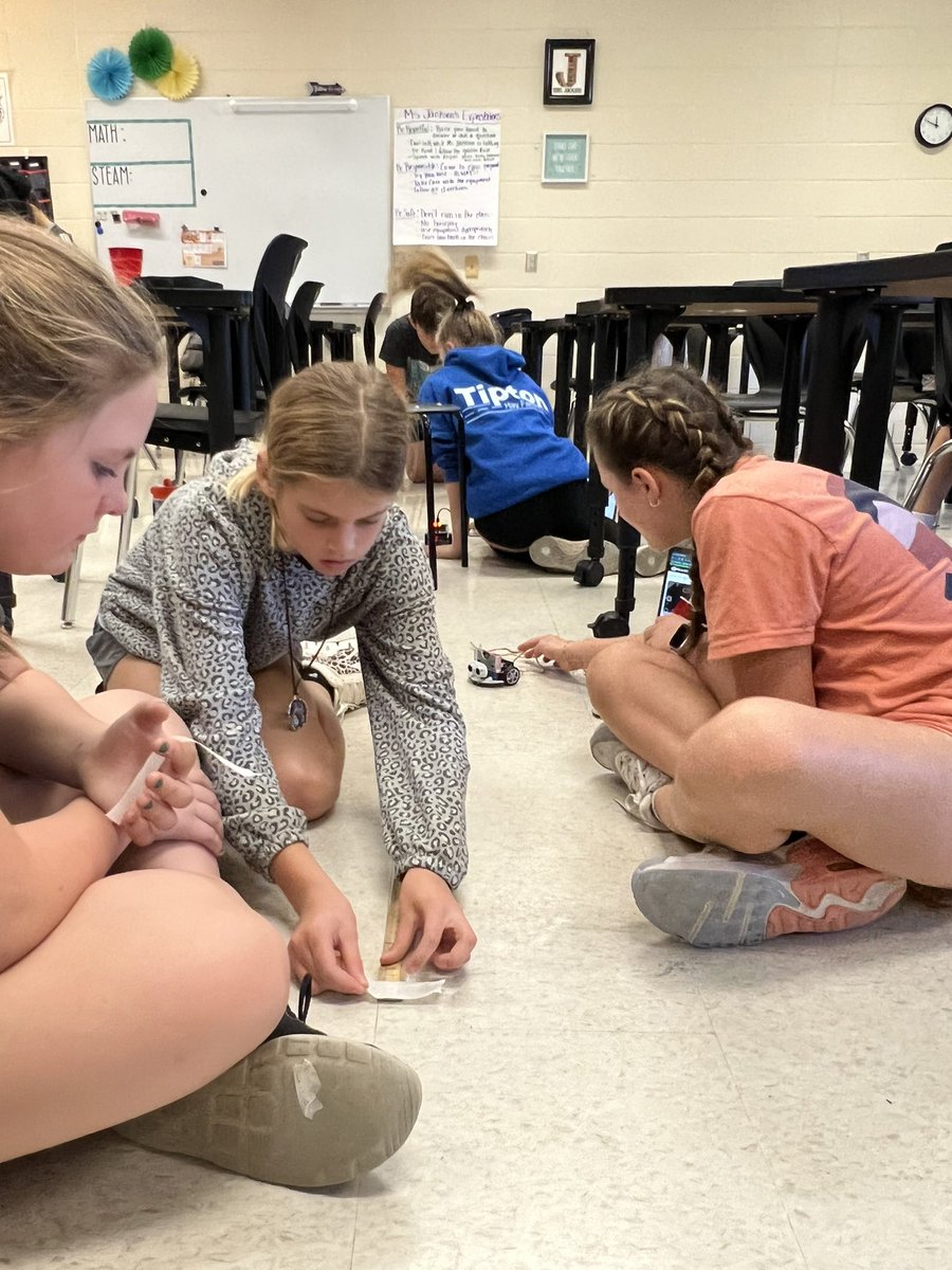 LRUEWildcats's tweet photo. 6th grade STEAM students measured how far a Cute Bot could pull different objects of varying weights. Thanks to the @msucoders project for collaborating with us! #WeAreLR https://t.co/GwF3mKG22U