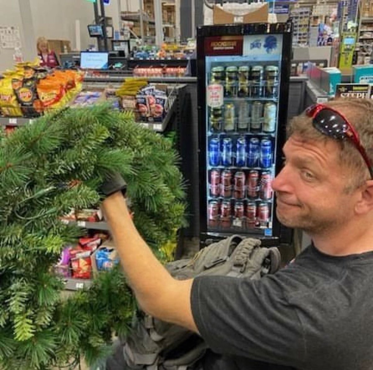 BuildingHomes4H's tweet photo. βWe have so much to be grateful for our sweet home. As we reflect on all we have to be thankful for, we have a new tradition to start this year. Thank you @Lowes for all you do to help Veterans and their families.β β Jonathan & Stephanie Merchant
#BuildThanks #BlueWreathProject https://t.co/pzYOndx3Im