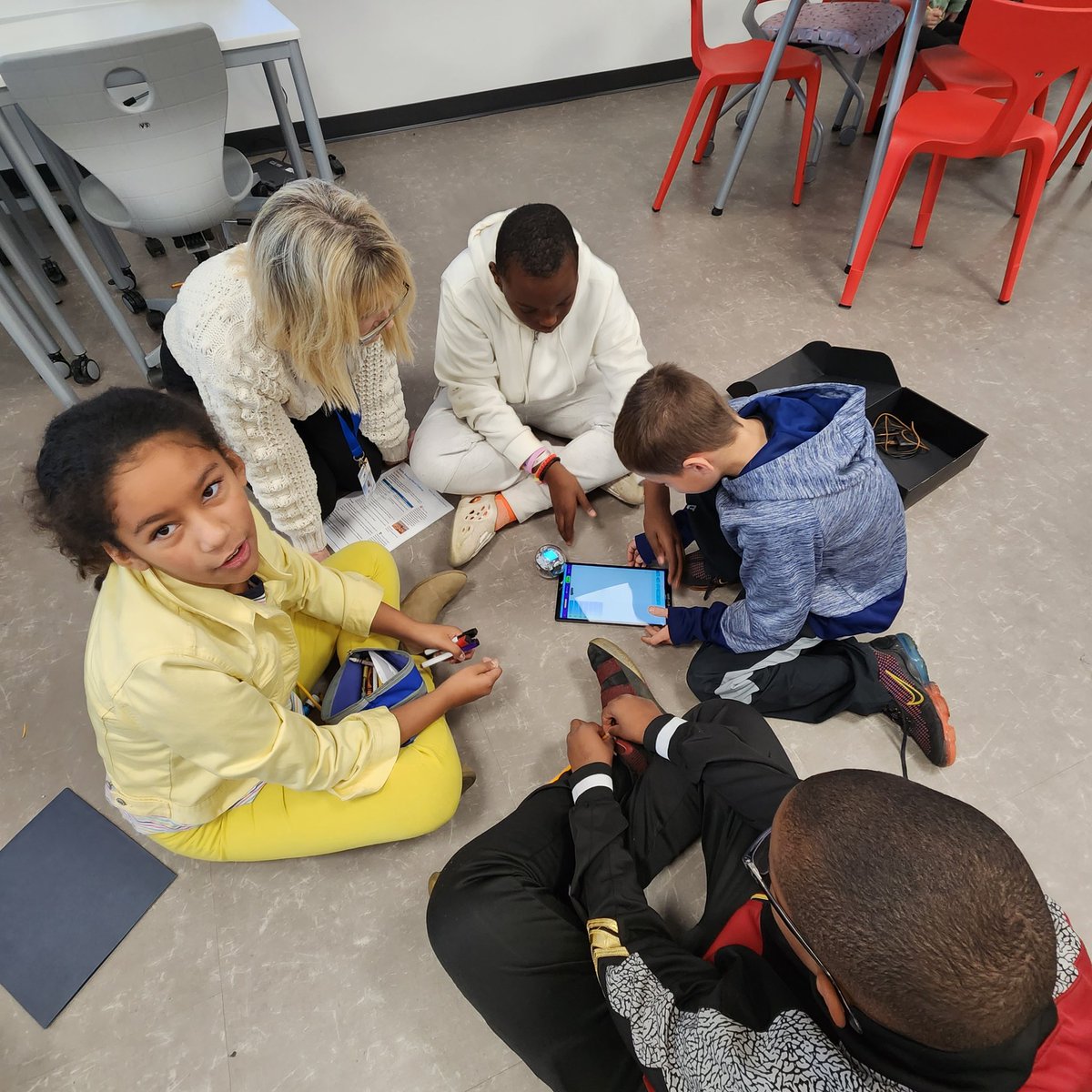 CLCLEW's tweet image. Students at Shoreland are drawing and programming to create a path for Sphero during STEM C2! We're just starting in our NASA Robotic Search and Rescue challenge. @WLS4Kids @OHEducation @KSpenthoff @CLCLEW @NASAGRC_Edu #InnovativeProgramming #STEAM #MrsFritchRocks @SpheroEdu