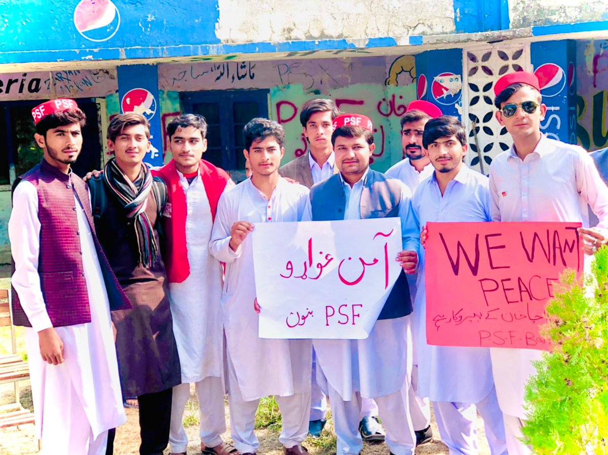 PakhtonB's tweet photo. پختون سٹوڈنٹس فیڈریشن جی پی جی سی  بنوں کے زیراہتمام امن مارچ۔ پختون سٹوڈنٹس فیڈرشن کے ضلعی صدر فیضان خان ، کالج صدر فخر راجہ ،  سابقہ صدر میاں سلمان  لقمان ، مدثر خان اور دیگر رہنماؤں کے علاوہ کثیر تعداد میں طلبہ نے شرکت کی۔
#PSFAmnMarch #psfBannu https://t.co/VODhmiMbUG