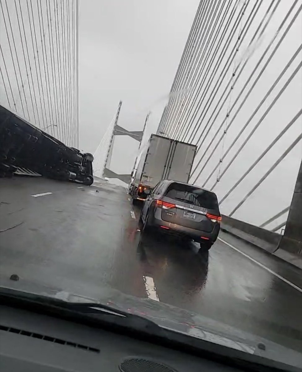 Vinnneh's tweet photo. Whoa #jacksonville #hurricanenicole https://t.co/wjt3vCGNus