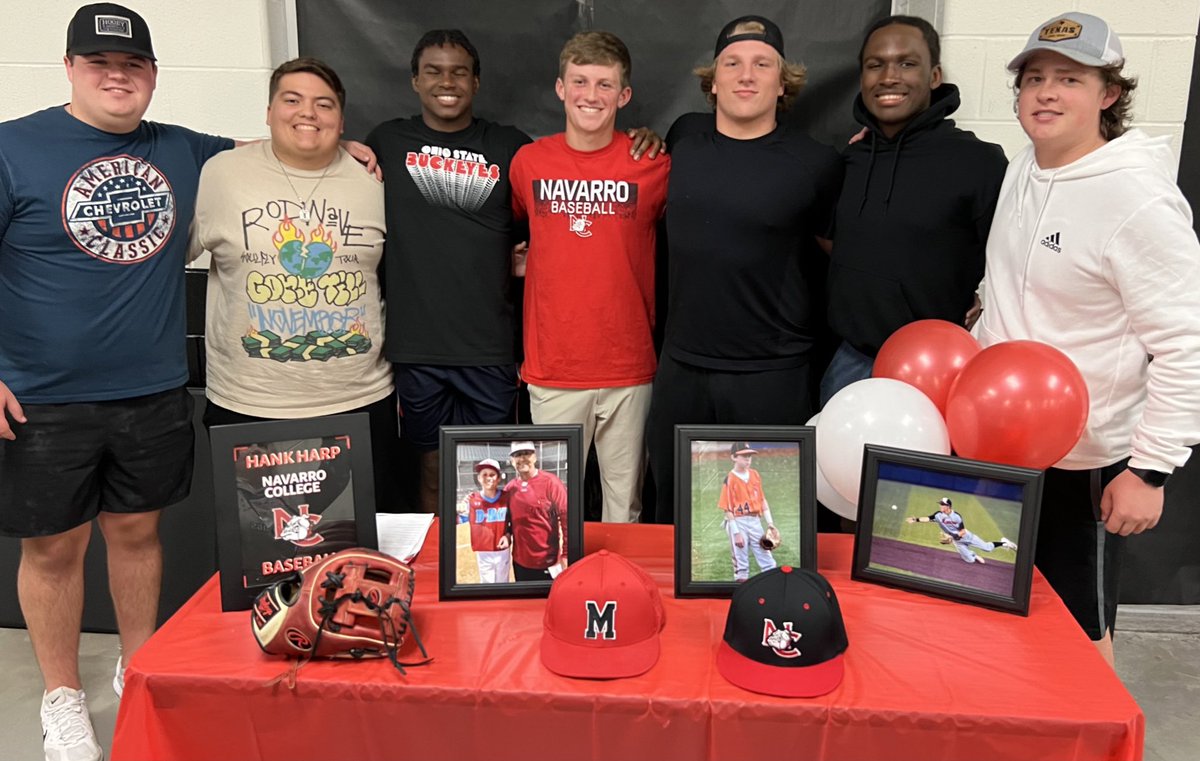 It’s official @HankHarp is a 🐶 @NavarroBasebal1 
Great night celebrating with his @MarcusBaseball coaches, teammates, & other @MarcusRedNation athletes.
Congrats bud…now back to work! 😊👊🏼
@BMSBulldogs 
#jucobandit #jucolife @jucoroute