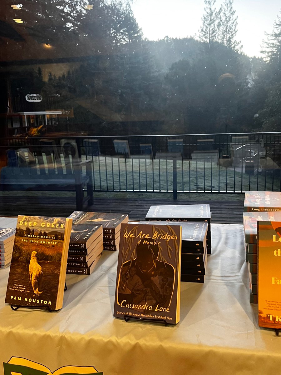 casslanewrites's tweet photo. Our #bookstore at this week’s @writingxwriters Manuscript Bootcamp retreat #stonecreekvillage in #Kennolyn.

Lovely to be here! https://t.co/T5hlHoy0Am